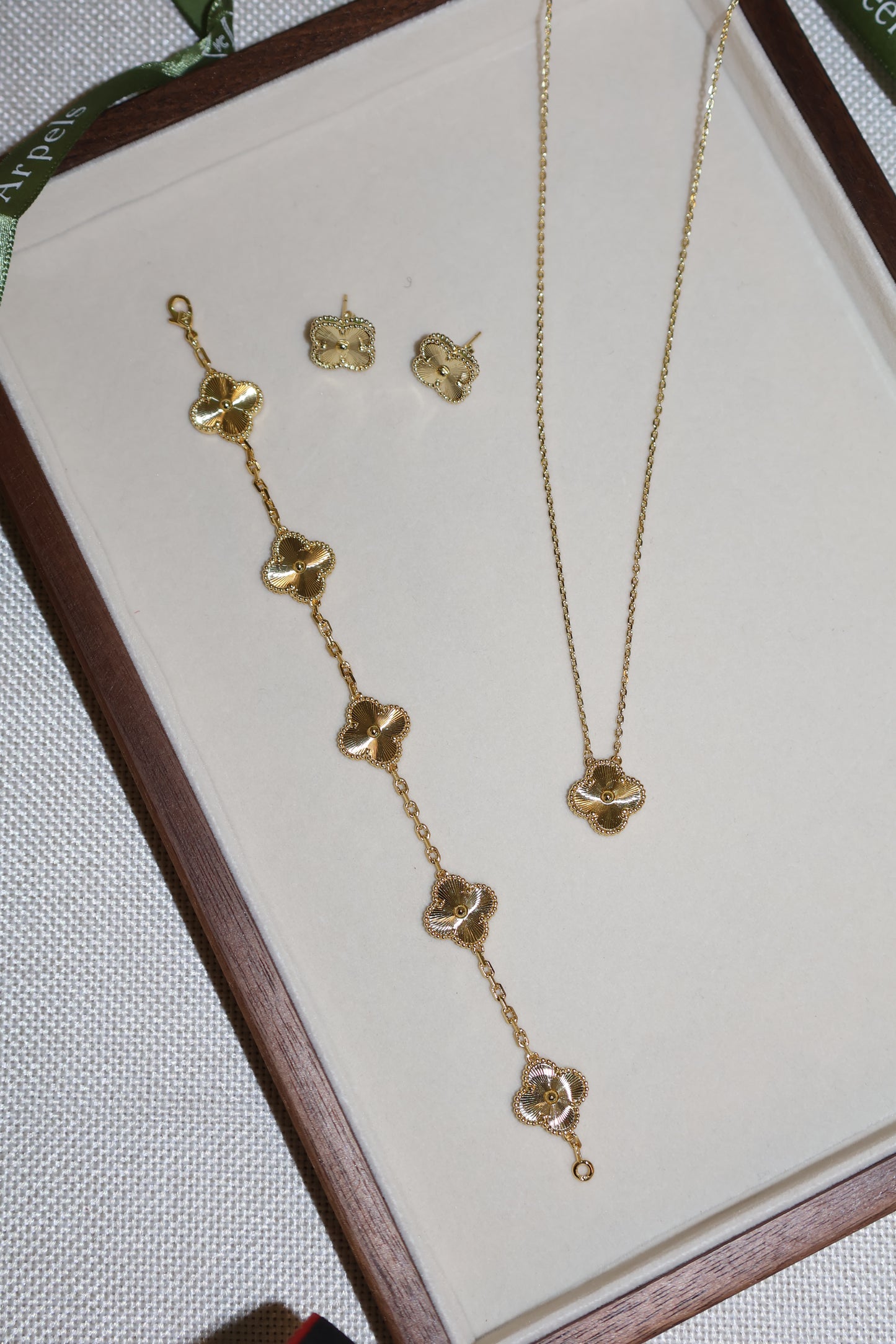 Van Cleef Gold Colour Jewelry (Fullset) (Whatsapp for Price & Grade)