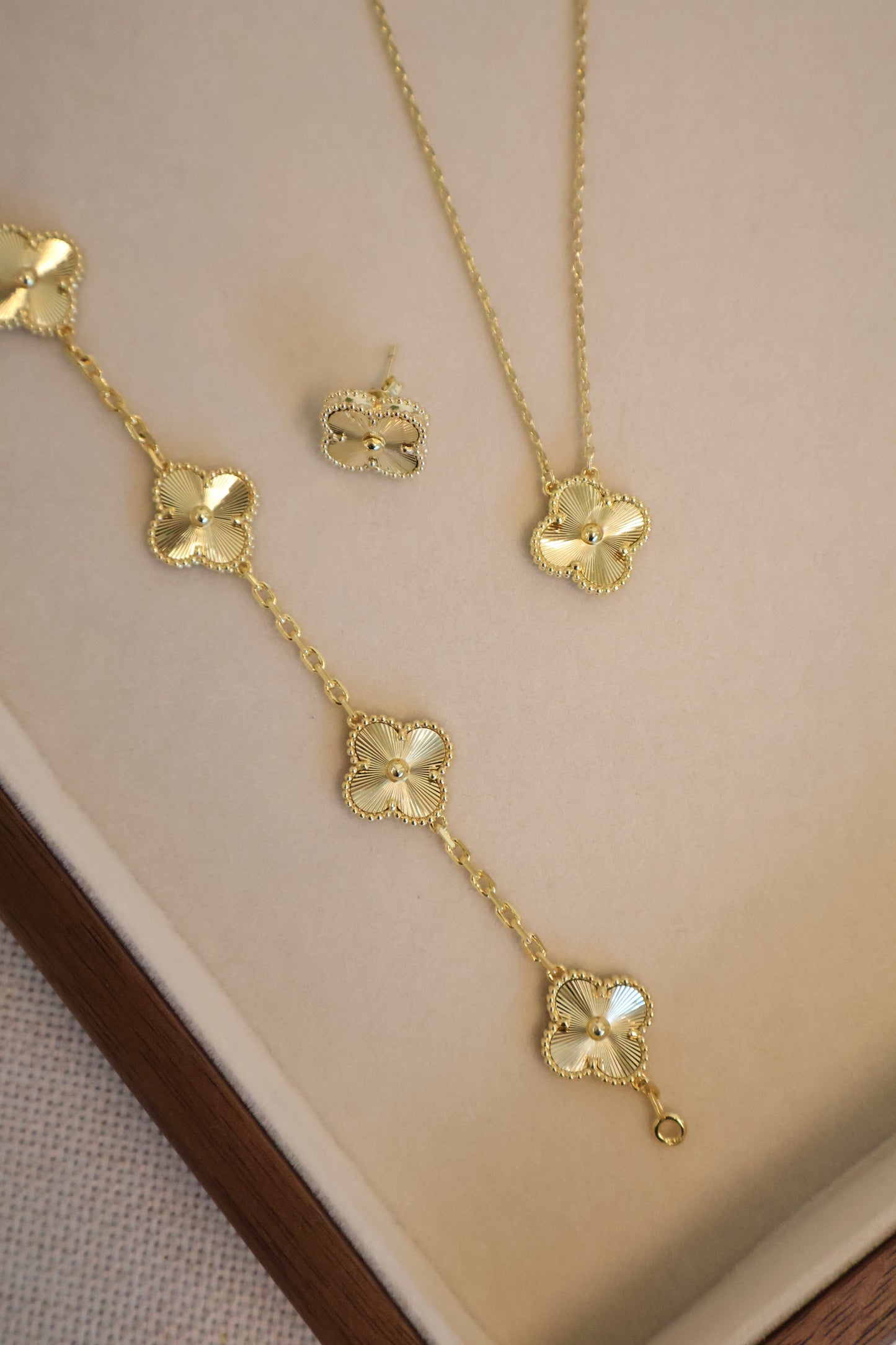 Van Cleef Gold Colour Jewelry (Fullset) (Whatsapp for Price & Grade)