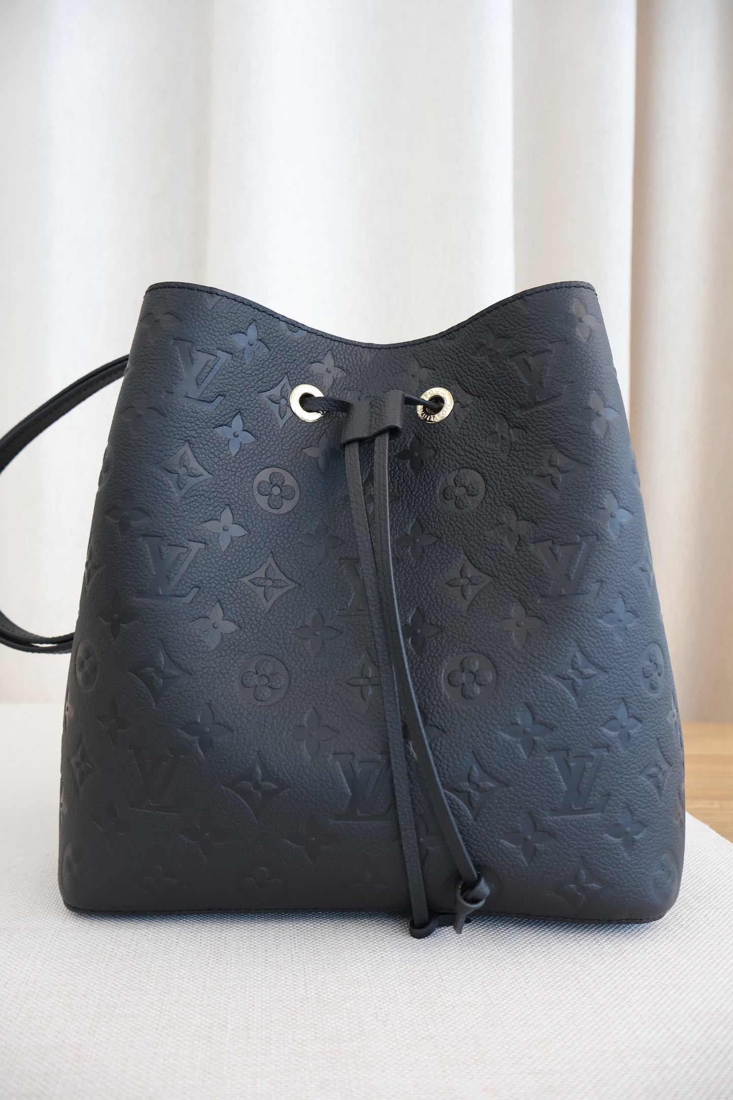 Louis Vuitton NeoNoe MM Bucket bag Black (Whatsapp for Price & Grade)