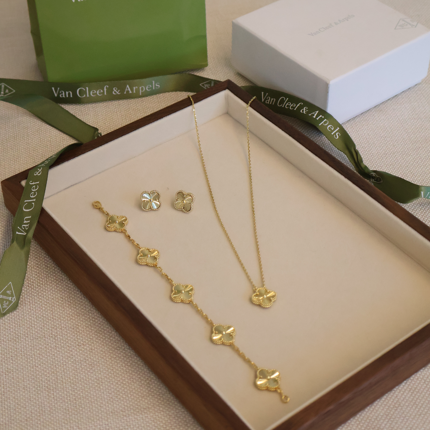 Van Cleef Gold Colour Jewelry (Fullset) (Whatsapp for Price & Grade)